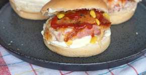 Lanche de linguiça com queijo bem simples e gostoso