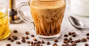 Faça um capuccino caseiro em 4 passos para começar o dia bem