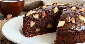 Bolo delicado de chocolate com maçãs
