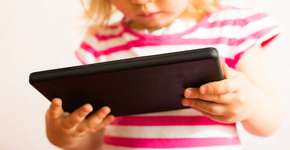 Até os 18 meses bebês devem ficar longe das telas, recomenda AAP