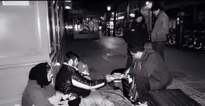 Brasileiros lançam projeto nas ruas de Paris e distribuem alimentos e roupas para refugiados