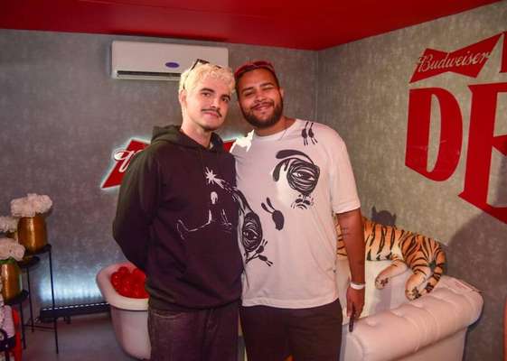 O cantor Jão, que está no line-up do Lolla, fez uma aparição surpresa no estande da Bud para se encontrar com os fãs