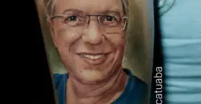 Carioca tatua rosto de Boninho para tentar entrar no BBB e diretor comenta