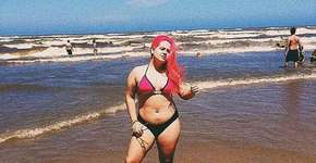 Atriz usa biquíni na praia e é criticada em suas redes sociais