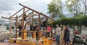 Arquiteto premiado constrói casas para refugiados