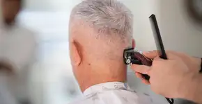 Como um óleo natural pode acabar com os fios brancos do seu cabelo