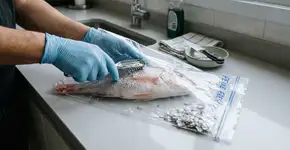 Como remover escamas de peixe sem fazer sujeira: um truque simples que funciona