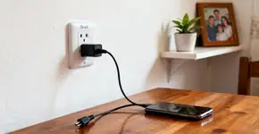 Deixar o carregador na tomada pode custar mais caro do que parece