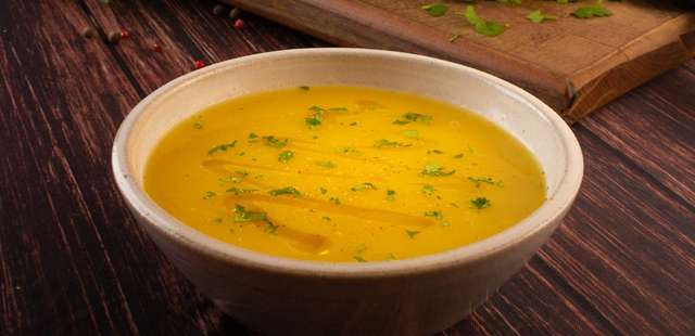 Caldo de mandioca cremoso e nutritivo para aquecer seu dia
