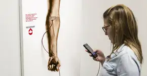 Campanha espalha “Carregadores de Sangue” para incentivar doação