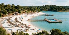 Areia branca e piscinas flutuantes: o paraíso que está conquistando todos os visitantes