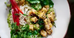 Salada Caesar de verão com um molho irresistível