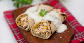 Panqueca cremosa de frango com molho branco