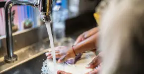 Estou lavando a louça errado? Veja 4 dicas para corrigir os erros na pia e não passar sufoco