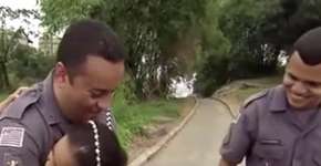Policiais dão presente e festinha para menina que chorava na rua no dia de seu aniversário