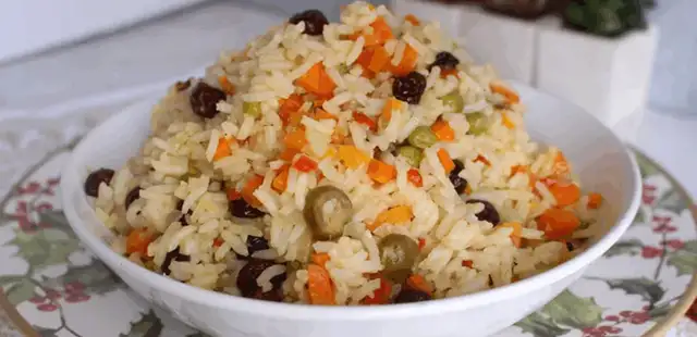O arroz natalino perfeito para sair da rotina: rápido, colorido e delicioso