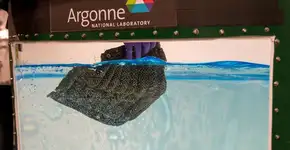 Esponja absorve óleo derramado no mar