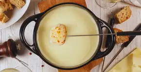 Descubra como fazer o fondue de pão de queijo que vai revolucionar sua janta