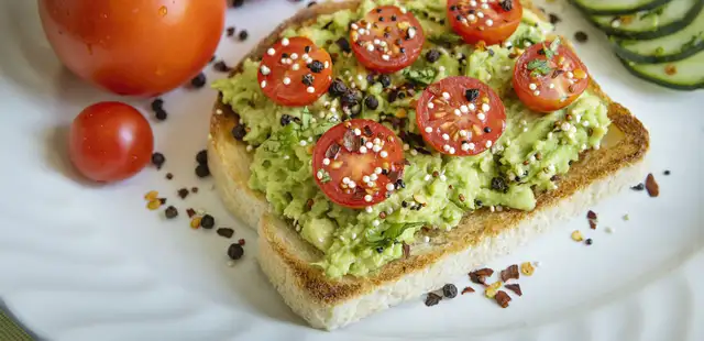 Aprenda a fazer o verdadeiro avocado toast