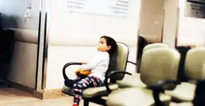 Filho de 3 anos acompanha pai em hospital sem reclamar