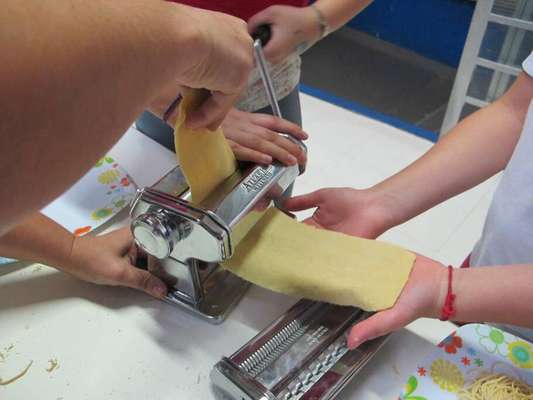 Sesc Vila Mariana recebe a gastrônoma Adriana Vernacci para realizar a oficina de Macarrão Caseiro com Pesto Brasileiro