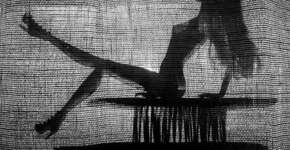 Fotógrafo explora imagem da Barbie em poses sexuais