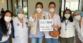 Ao lado da irmã gêmea, Renata Vasconcellos recebe vacina e comemora