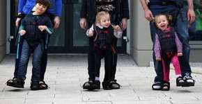 Invenção dá a crianças com deficiência física a chance de acompanhar os passos dos pais