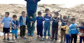 Brasileiro vai ao Iraque brincar com crianças vítimas da guerra