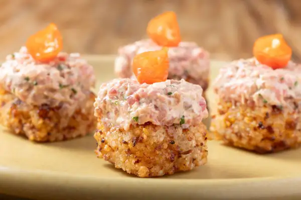 Helena Rizzo (20 a 26 de outubro) - Dadinho de banana da terra,e carne de sol confitada, tartare de carne de sol e conserva de pimenta biquinho no mel de cacau