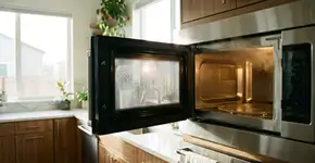 Descobri por que meu micro-ondas ficava com cheiro de comida e como resolvi em 1 minuto