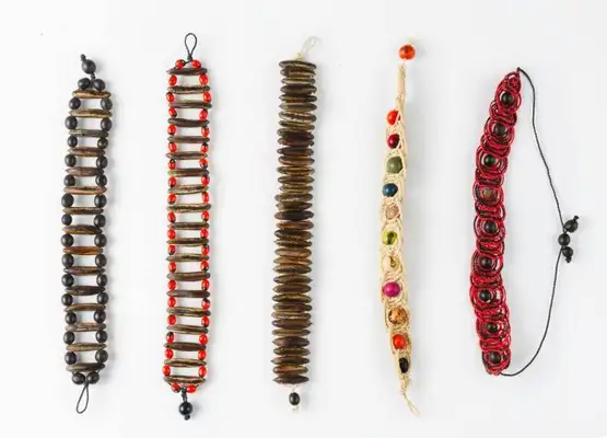 As mulheres criam colares, pulseiras, brincos e anéis feitos a partir de sementes e fibras naturais (Reprodução/Bôloriê Umutina)