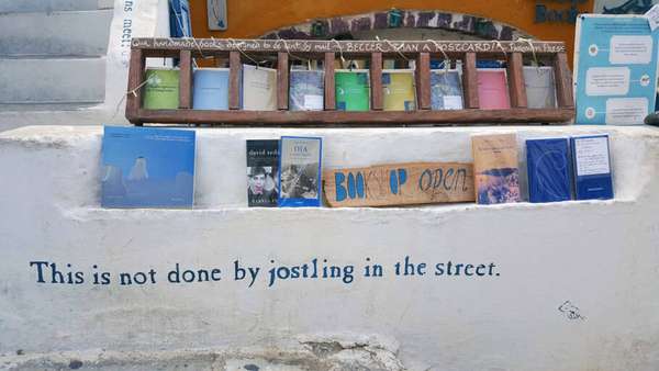 A construção antiga, feita para parecer uma caverna, surge de um buraco cavado na rocha vulcânica