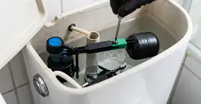 Nas casas mais silenciosas a descarga do banheiro não faz barulho porque usam este ajuste na boia da caixa