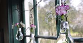 Confira 5 passos para transformar uma lâmpada em vaso