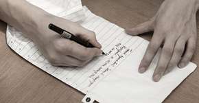 Empresa cria cachecol de papel para quem enjoou de lã