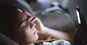 Como um hábito noturno com o celular está colocando a sua saúde em risco