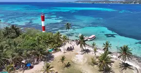 Foto: (Istock/Farol de San Andrés em San Andrés na Ilha do Caribe Colômbia. Paisagem de Praia. Paraíso Caribenho. San Andrés na Ilha do Caribe Colômbia. Paisagem Marinha ao Ar Livre. Turismo de Natureza.)