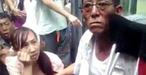 ‘Vidente’ diz ver futuro ao apalpar seios de mulheres