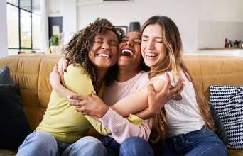 Featured large news: Amizades fortes não apenas nos fazem felizes, elas também retardam o envelhecimento em nível celular, segundo estudo