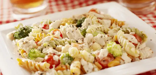 Salada de macarrão gelado: frescor e sabor para os dias quentes
