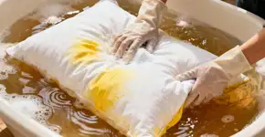 As manchas amarelas dos travesseiros desaparecem sem deixar rastros: Uma colher de sopa e os travesseiros ficam brancos como a neve novamente