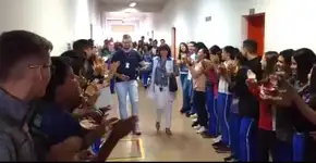 Alunos fazem corredor para aplaudir professora que se aposentou