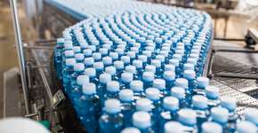 Cervejaria doa 1,4 mi de litros de água mineral a comunidades