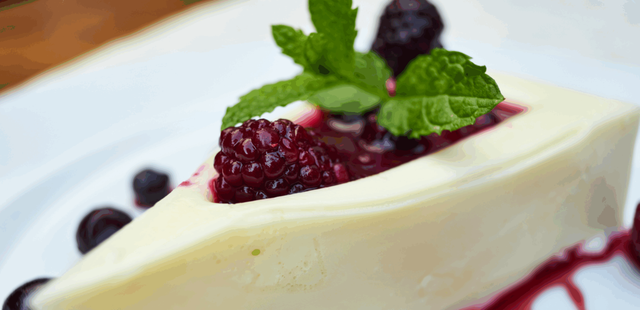 Panacota com geleia de amoras para impressionar na hora de servir a sobremesa