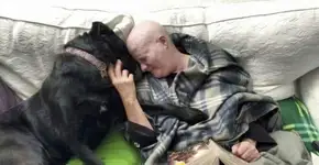 Mulher e cachorrinha lutam juntas contra o câncer de mama