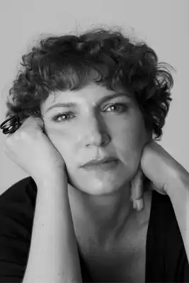 Natalia Timerman, autora de “Copo vazio”, aposta em uma abordagem que mistura literatura e olhar clínico, trazendo histórias familiares que ecoam questões sociais e emocionais bem atuais. Seu próximo livro, previsto para 2026, mergulha na relação com a mãe e os impactos do Alzheimer