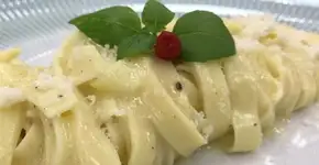 Fettuccine Alfredo: aprenda a fazer essa receita original em 15 minutinhos