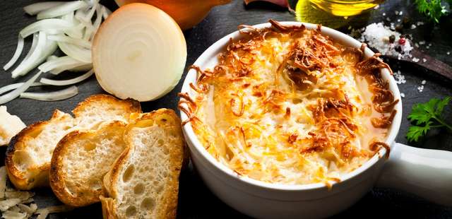 Descubra o segredo francês por trás da melhor sopa de cebola do mundo!