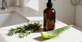 Como preparar e usar o shampoo de alecrim e aloe vera para o crescimento dos fios